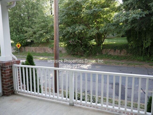Foto del edificio - Old Salem Area!  Walk to Restaurants/Shops...