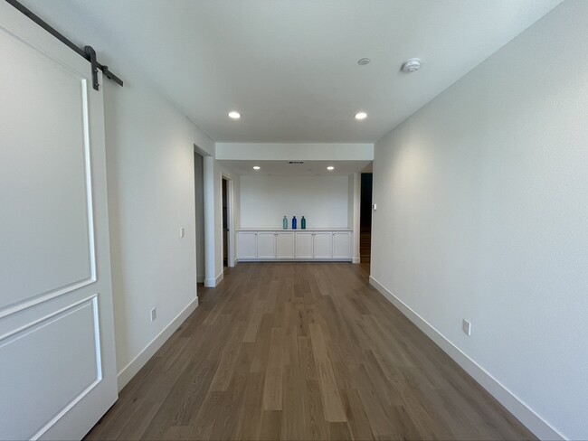 Building Photo - 1 Waterline Pl
