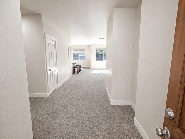 Foto del edificio - Spacious 3BR Home with Private Yard Near Alpenglow Park