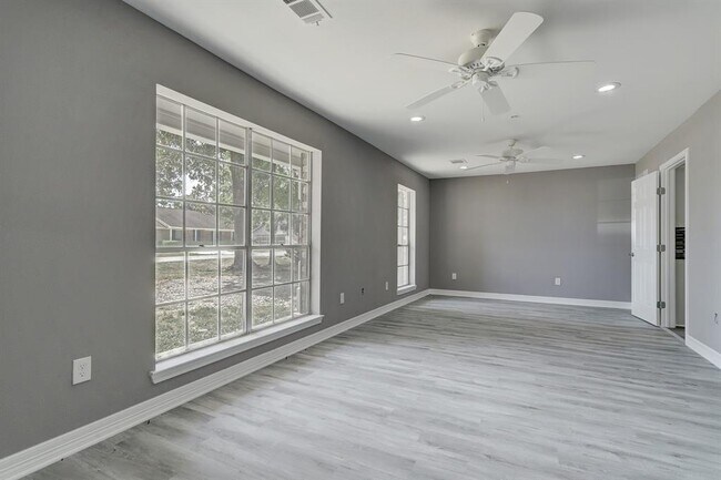 Building Photo - 25302 Oakhurst Dr