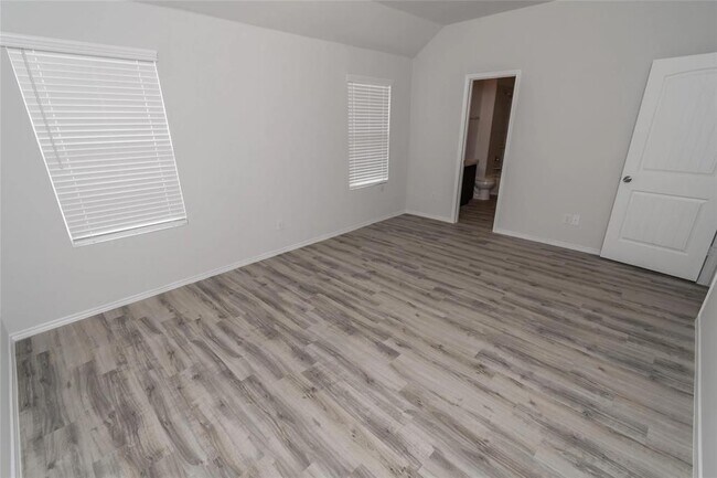 Foto del edificio - 3229 Primrose Dr