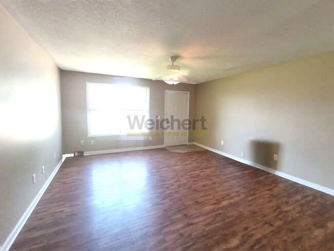Building Photo - 3Bed/2Bath w/ fenced backyard