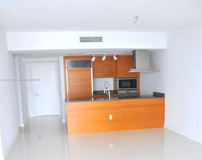 Building Photo - 495 Brickell Ave
