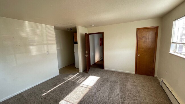 Building Photo - 1313 Burton Ct