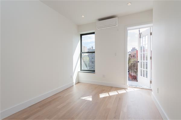 Foto principal - 243 E 2nd St
