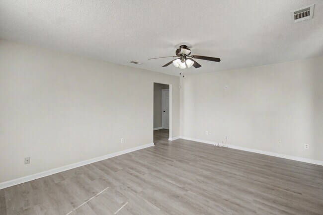 Foto del edificio - 1651 Latham Ct