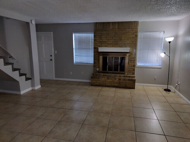 Foto del edificio - 2 Bedroom 1.5 Bathroom Townhouse with granite countertops and washer/dryer provided