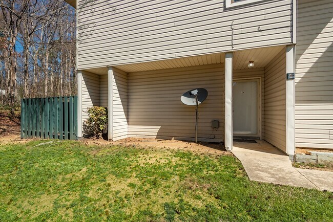 Foto del edificio - Raleigh Townhome: Available Now