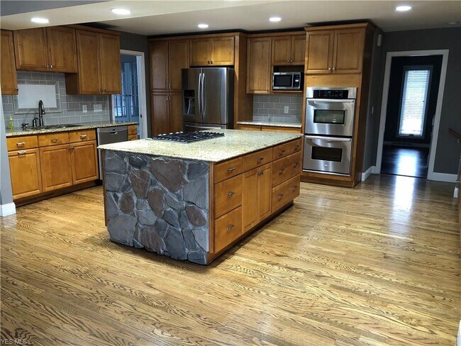 Foto del edificio - 40 Riverstone Dr