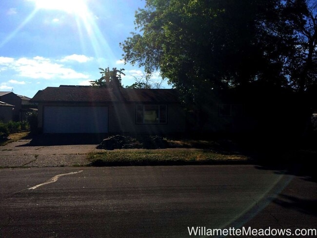 Building Photo - Magnificent 3 Bedrooms, 2 Bathrooms House ...