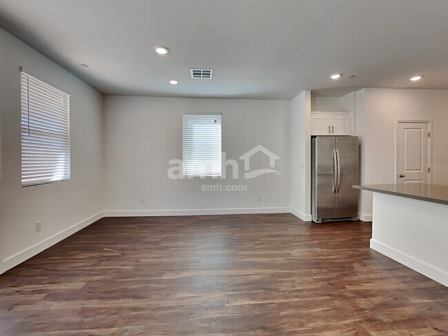 Building Photo - 295 Yasmin Daylily Place