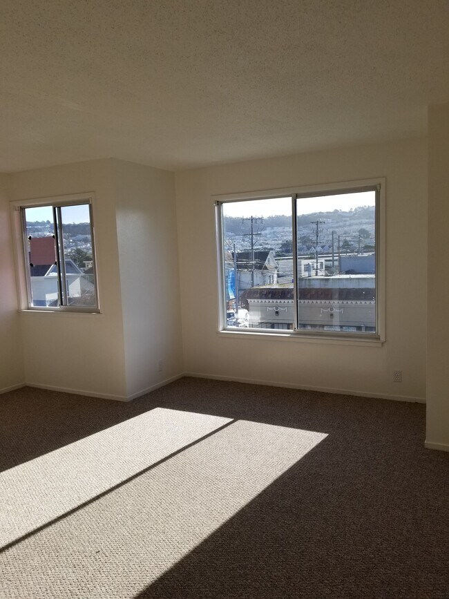 Living/dining area - 104 Broad St