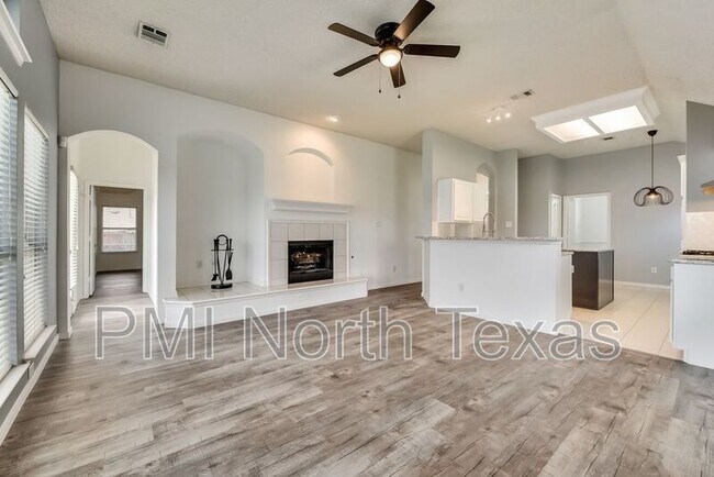Building Photo - 7805 Glenoaks Dr
