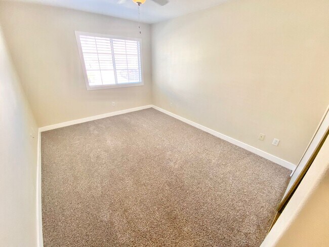 Building Photo - 2 BEDROOM TOWNHOME WITH 1 CAR GARAGE!
