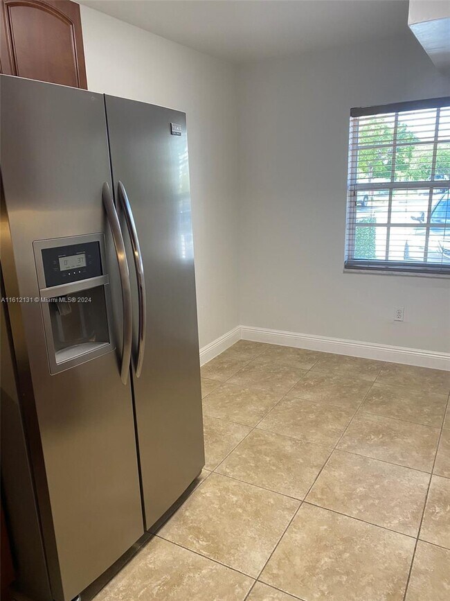 Foto del edificio - 4605 NW 194th St