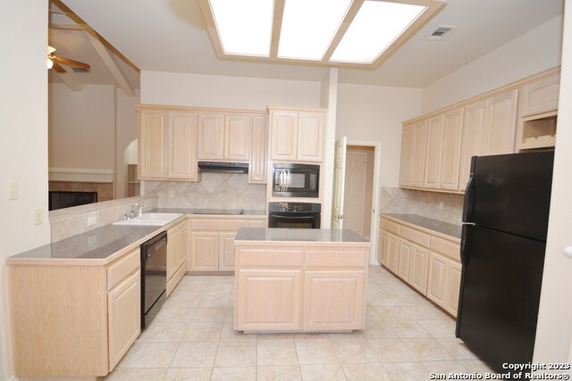 Foto del edificio - 8710 Phoenix Ave