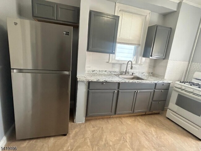 Foto del edificio - 329 Columbia Ave