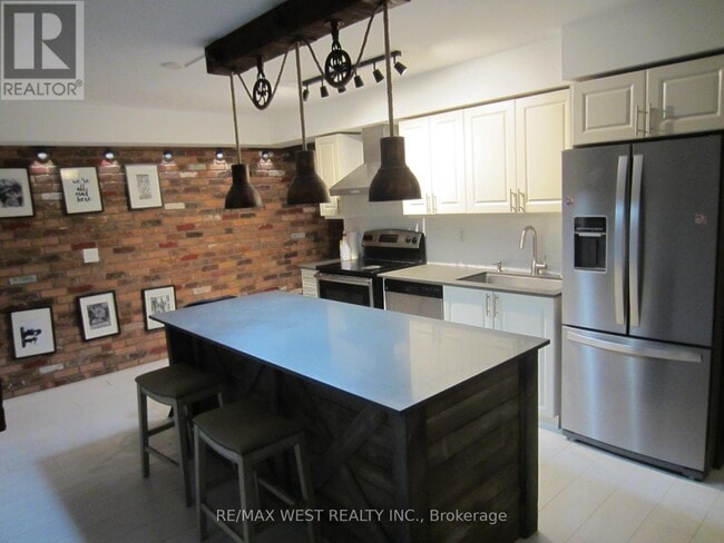 Building Photo - 830 Lawrence Ave W