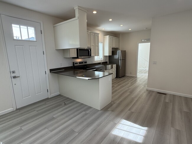 Comedor y sala de estar de planta abierta - 2490 Bailey Ave