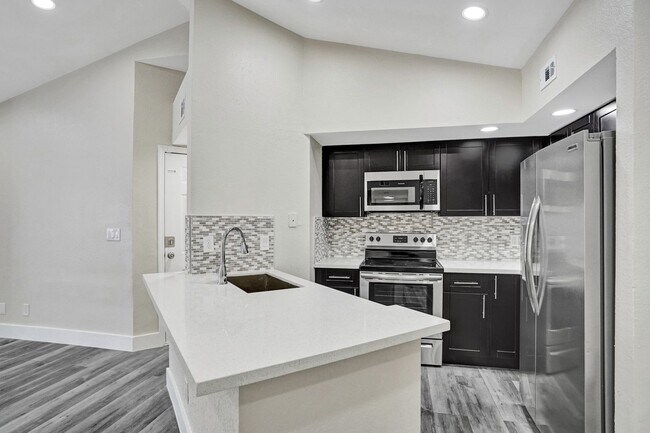 Foto del edificio - 2BED/1BATH renovated apartment ready to MOVE IN!