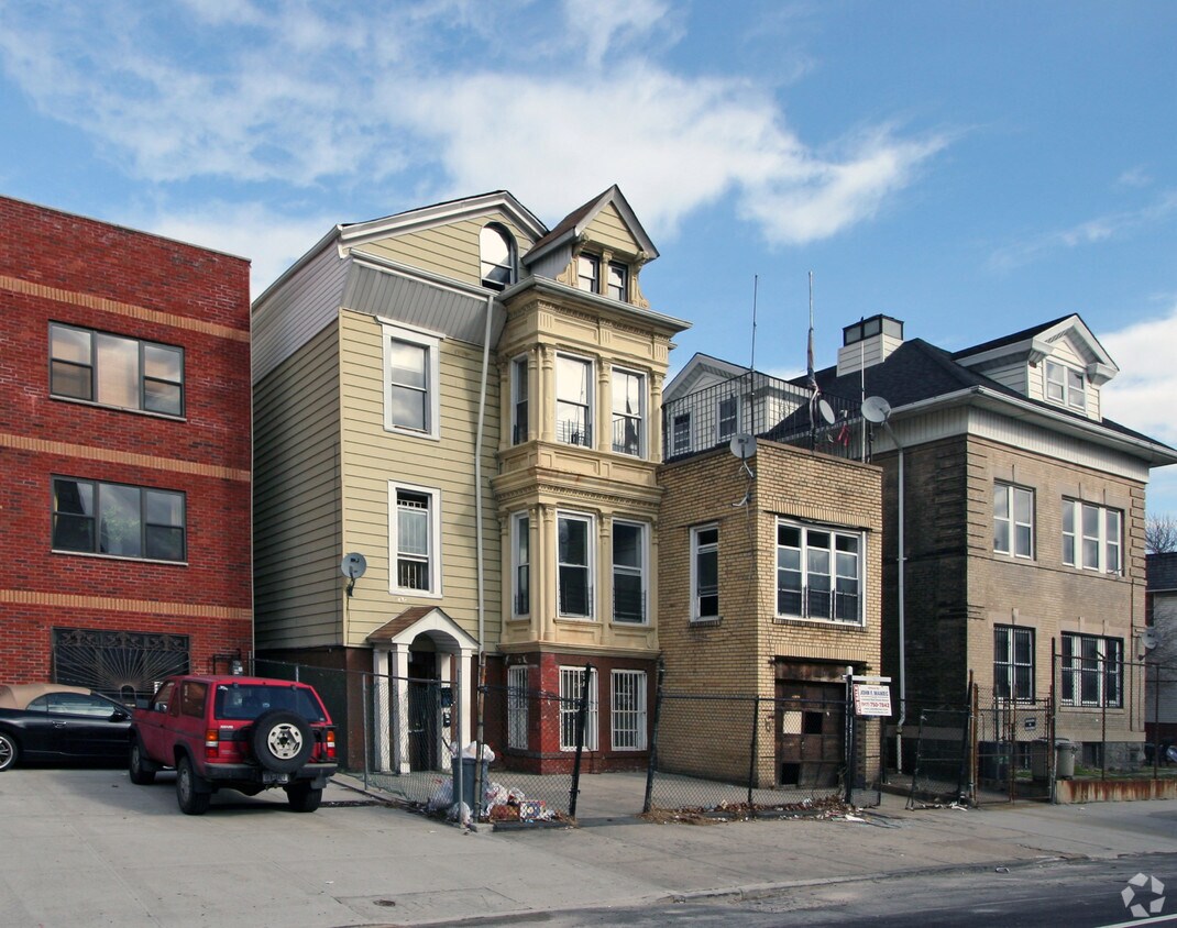 Foto principal - 835 Willoughby Ave