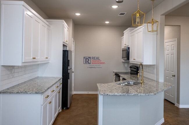 Building Photo - Stylish Glen Rose Home with Open Layout