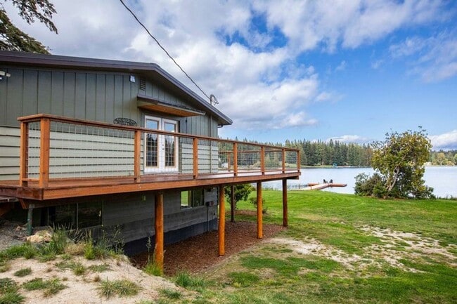 Building Photo - Lake Front Living at Deer Lake and You Can...