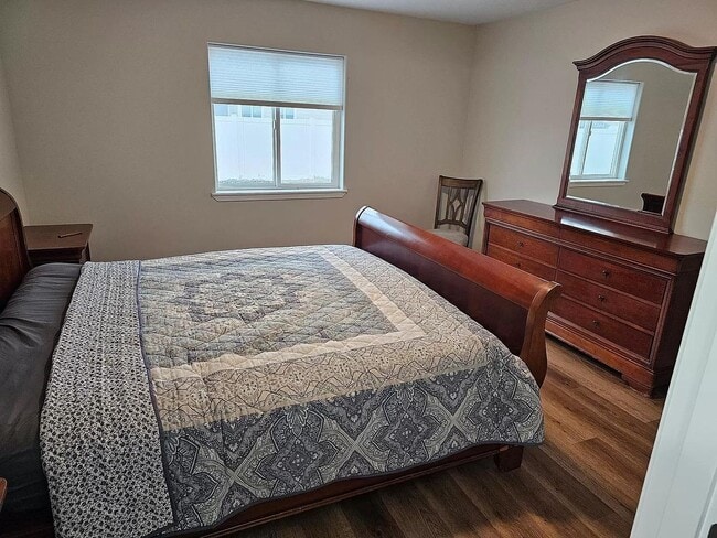 Building Photo - Newer 3 bdrm, 2 bath, RV parking / low maintenance yard, $2600 rent