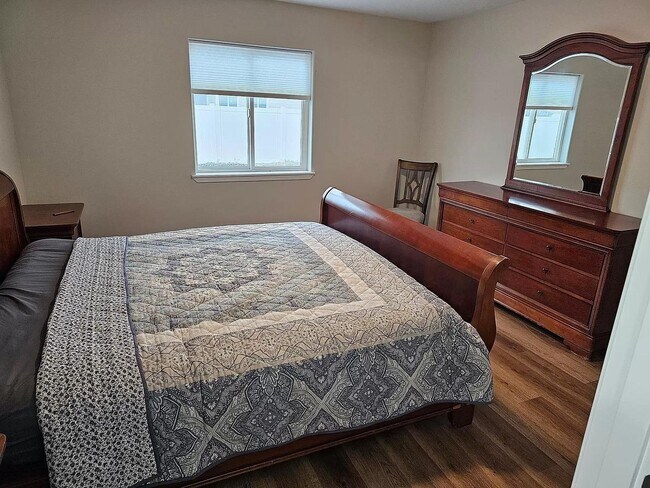 Foto del edificio - Newer 3 bdrm, 2 bath, RV parking / low maintenance yard, $2600 rent