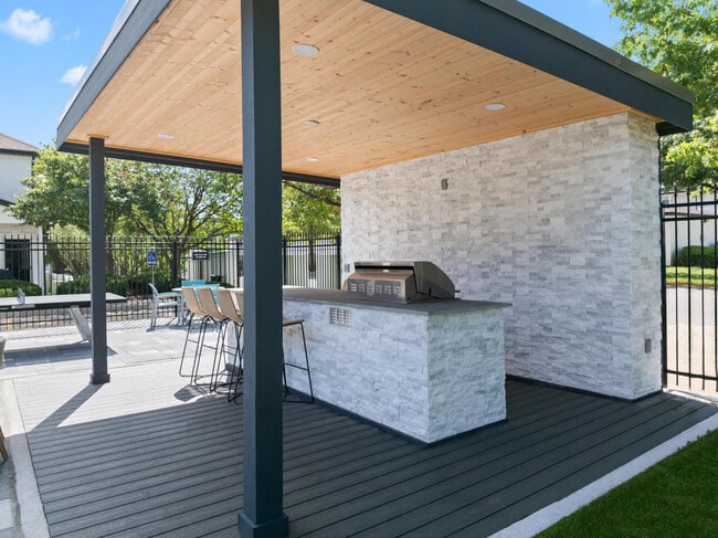 Building Photo - The Louis Townhomes