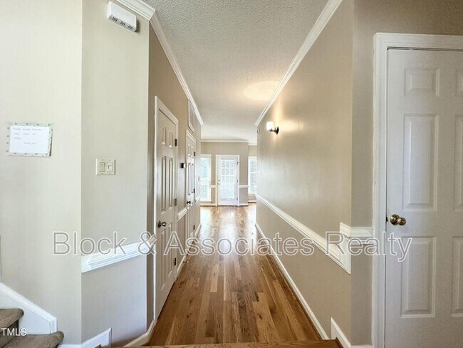 Foto del edificio - 5704 Harrington Grove Dr