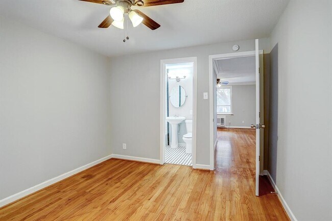 Building Photo - 2647 Greenbriar Dr