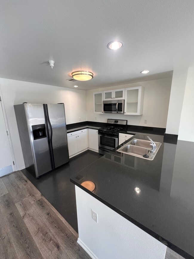 Building Photo - Bixel at Fifth