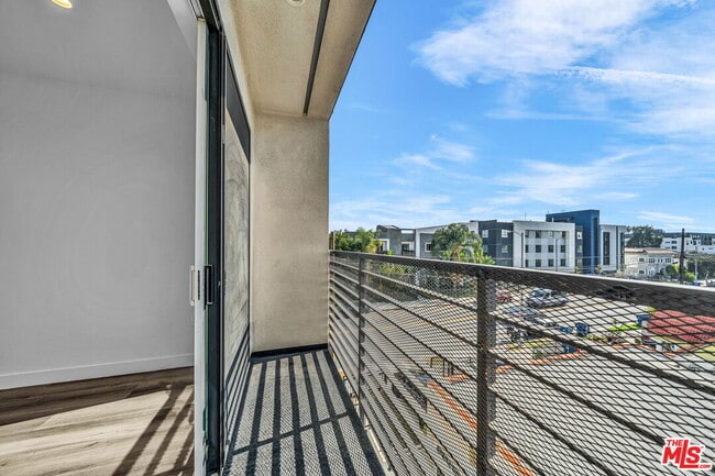 Foto del edificio - 667 Wilton Pl