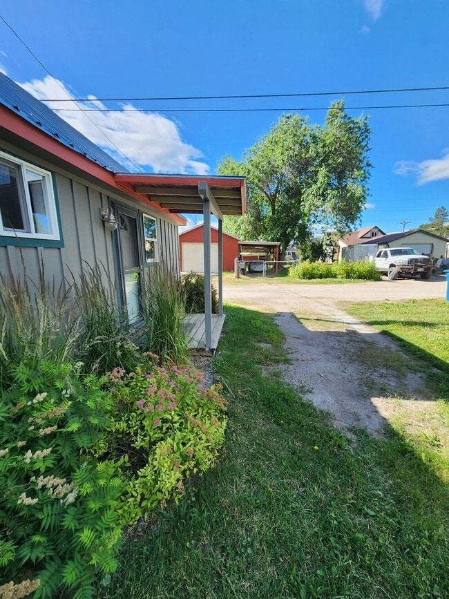 Building Photo - Charming home in Polson