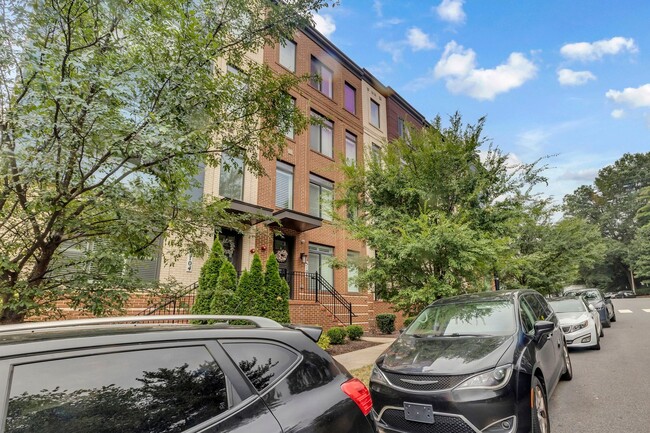 Foto del edificio - Modern 4-Level Townhome in Vibrant Alexandria – Move-In Ready Dec 1!