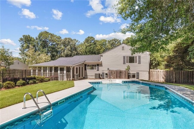 Building Photo - 472 Barnsdale Dr