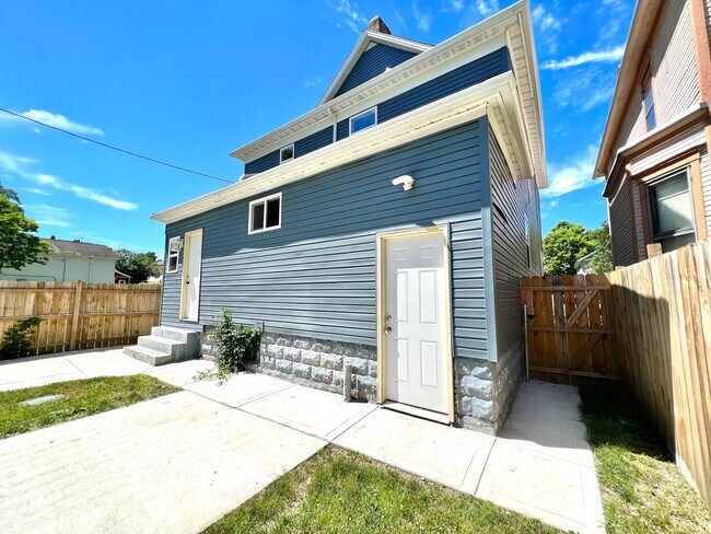 Building Photo - Rehabbed Single Family in Dayton!