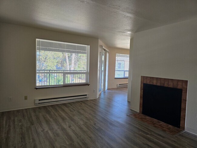 Foto del edificio - Upper Floor 2 Bedroom with Carport