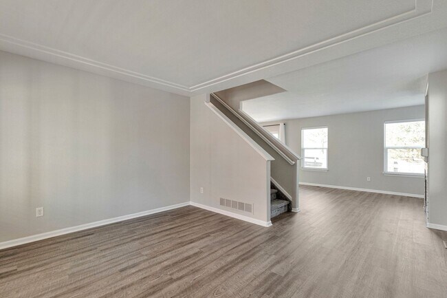 Building Photo - Updated Spacious 4 Bedroom, 3 1/2 Bath Hig...