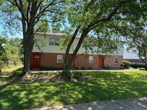 Building Photo - 106 Oakmont Ln Building Photo - 106 Oakmont Ln