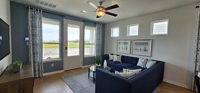 Foto del edificio - Townhome With Fenced Yard, Neighborhood Pickleball Court, Dog Park, Yard Maintenance Paid
