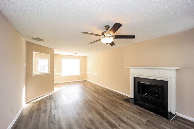 Foto del edificio - 255 Summer Hill Cir