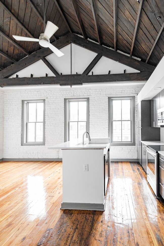 Foto del edificio - Vaulted ceilings