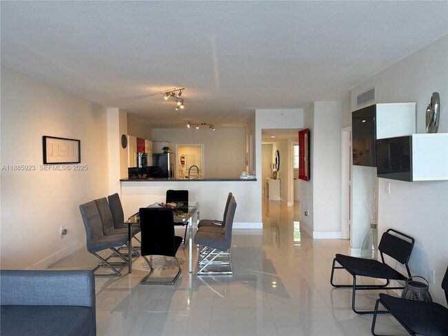 Foto del edificio - 17050 N Bay Rd