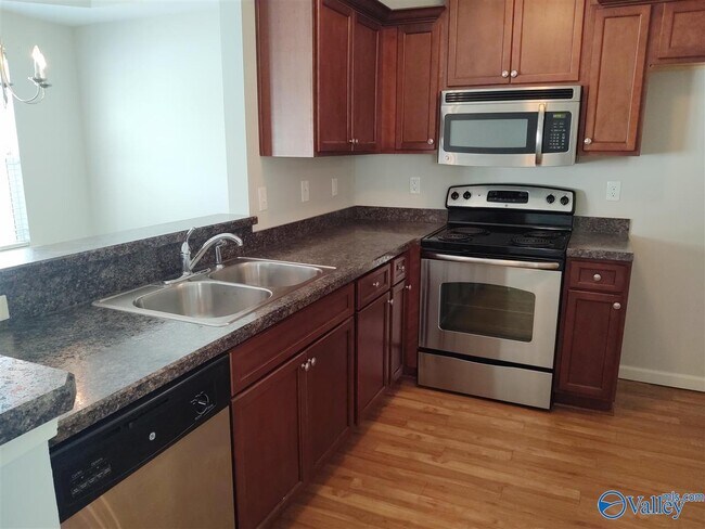 Foto del edificio - 208 Falling Water Ln SW