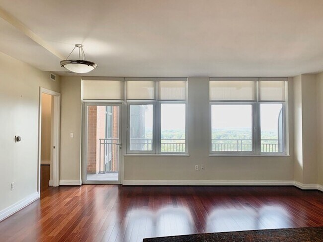 Foto del edificio - Beautiful 1 BR plus den 2 BA luxury condo ...