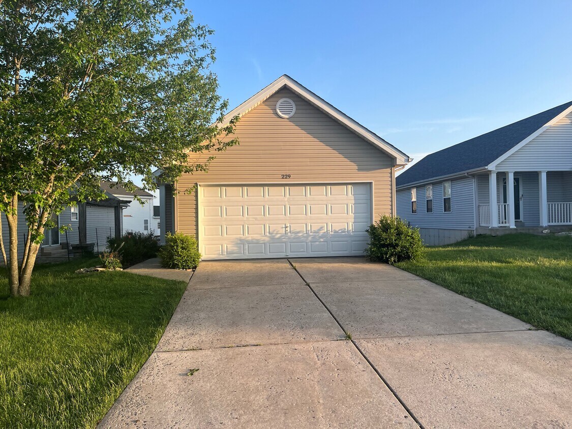 Foto principal - 229 Autumn Oaks Dr