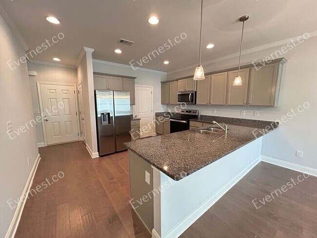 Foto del edificio - Spacious 3 Bed, 2.5 Bath Home with Modern Amenities / Available Soon!