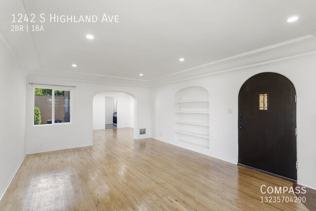Building Photo - Updated Spanish Style Duplex with 1600 Sq....
